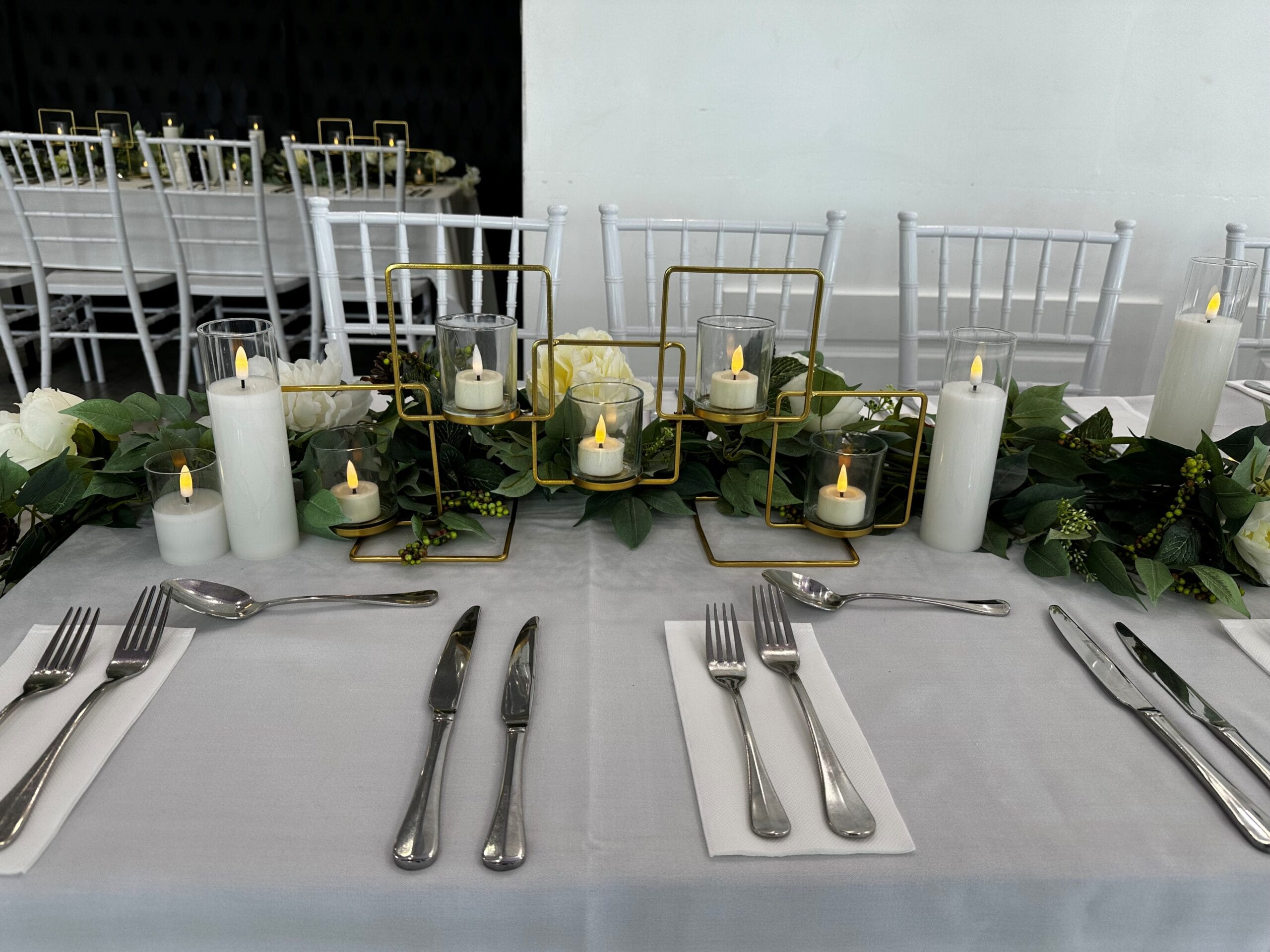 5 Gold square centrepiece - Image 3