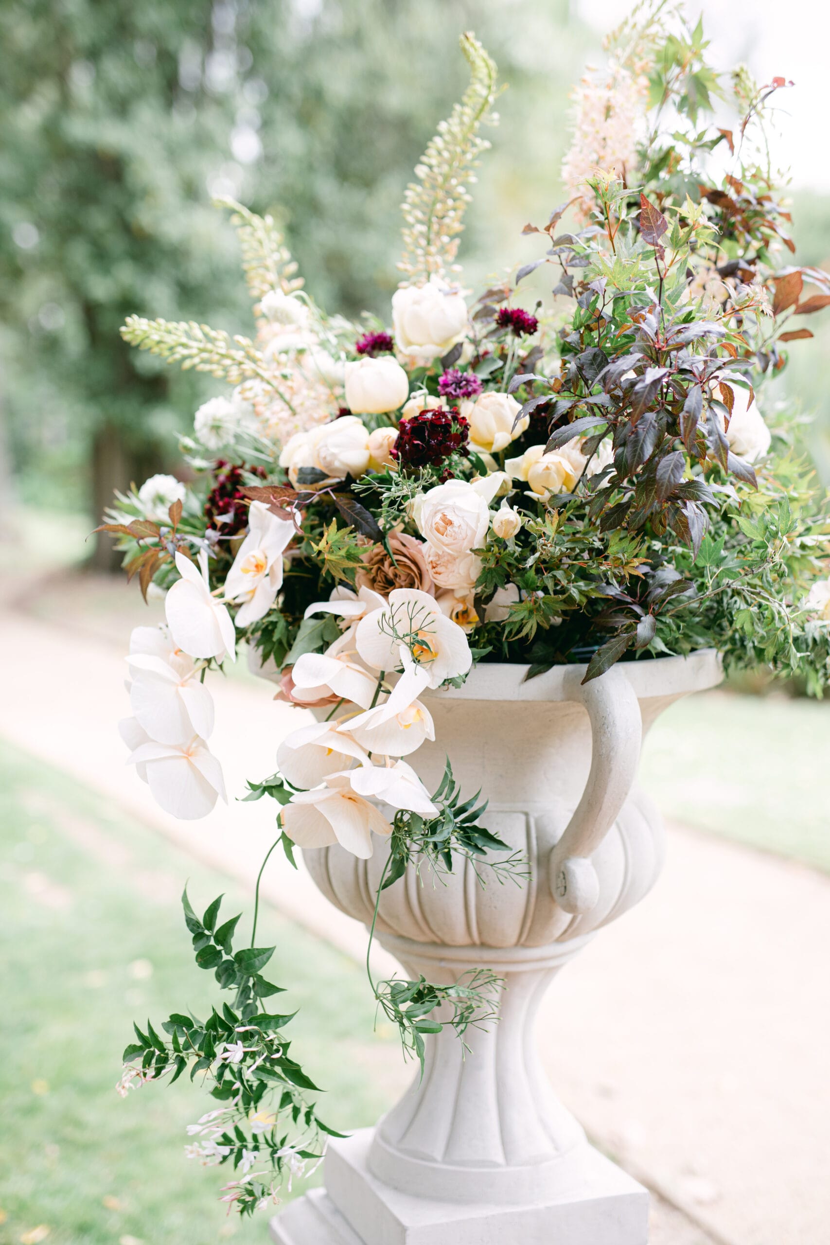 Sandstone (beige) urn with handles and pedestal - Image 3