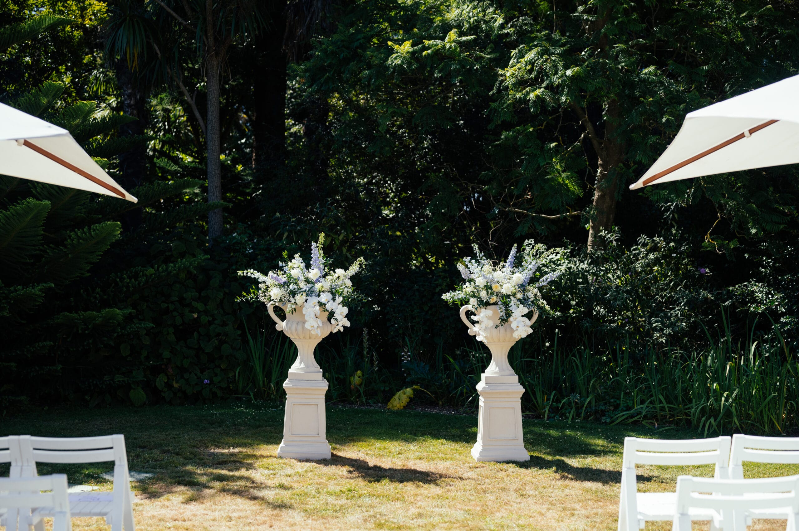 Sandstone (beige) urn with handles and pedestal - Image 2