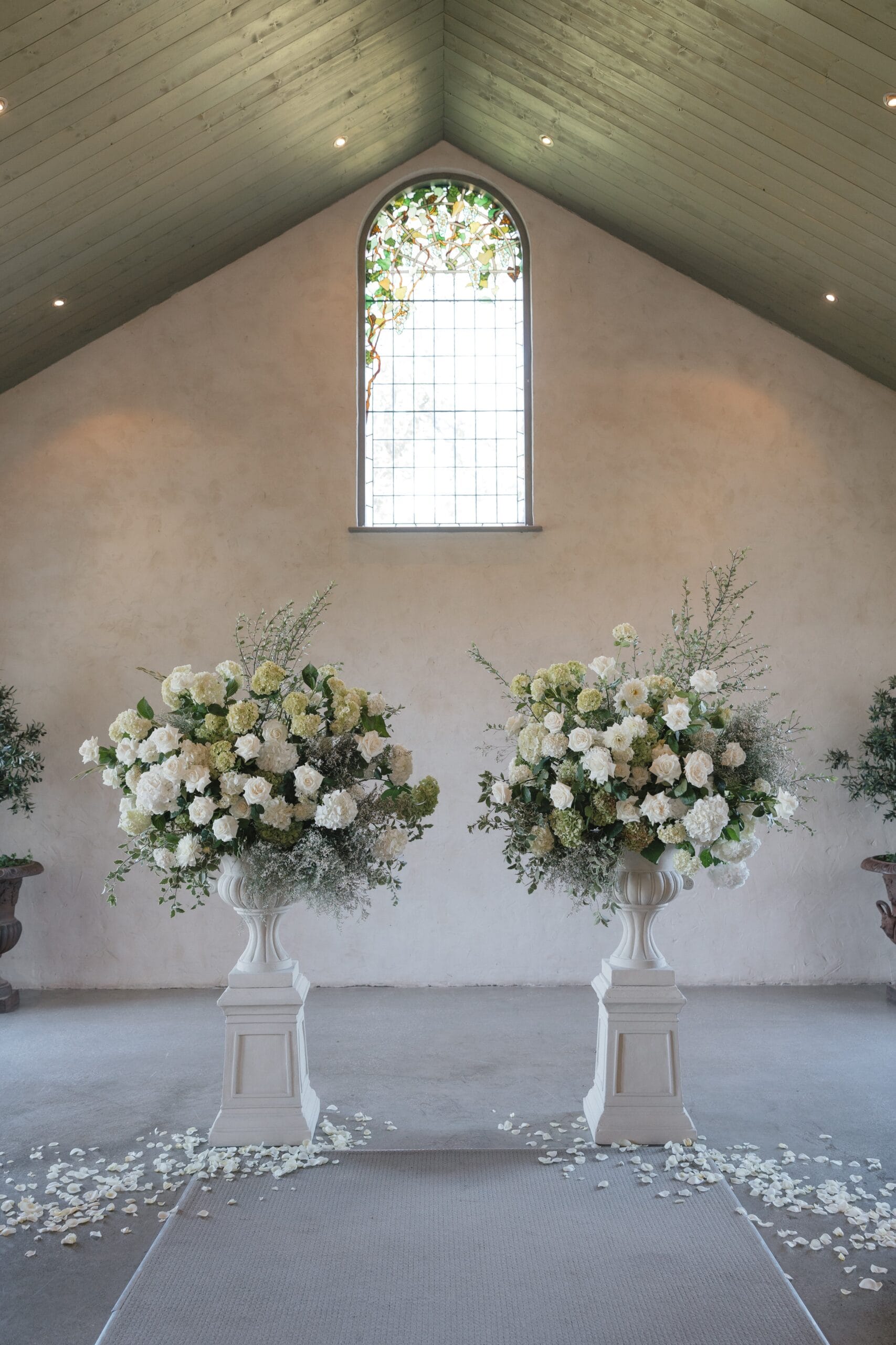 Sandstone (beige) urn with handles and pedestal - Image 4