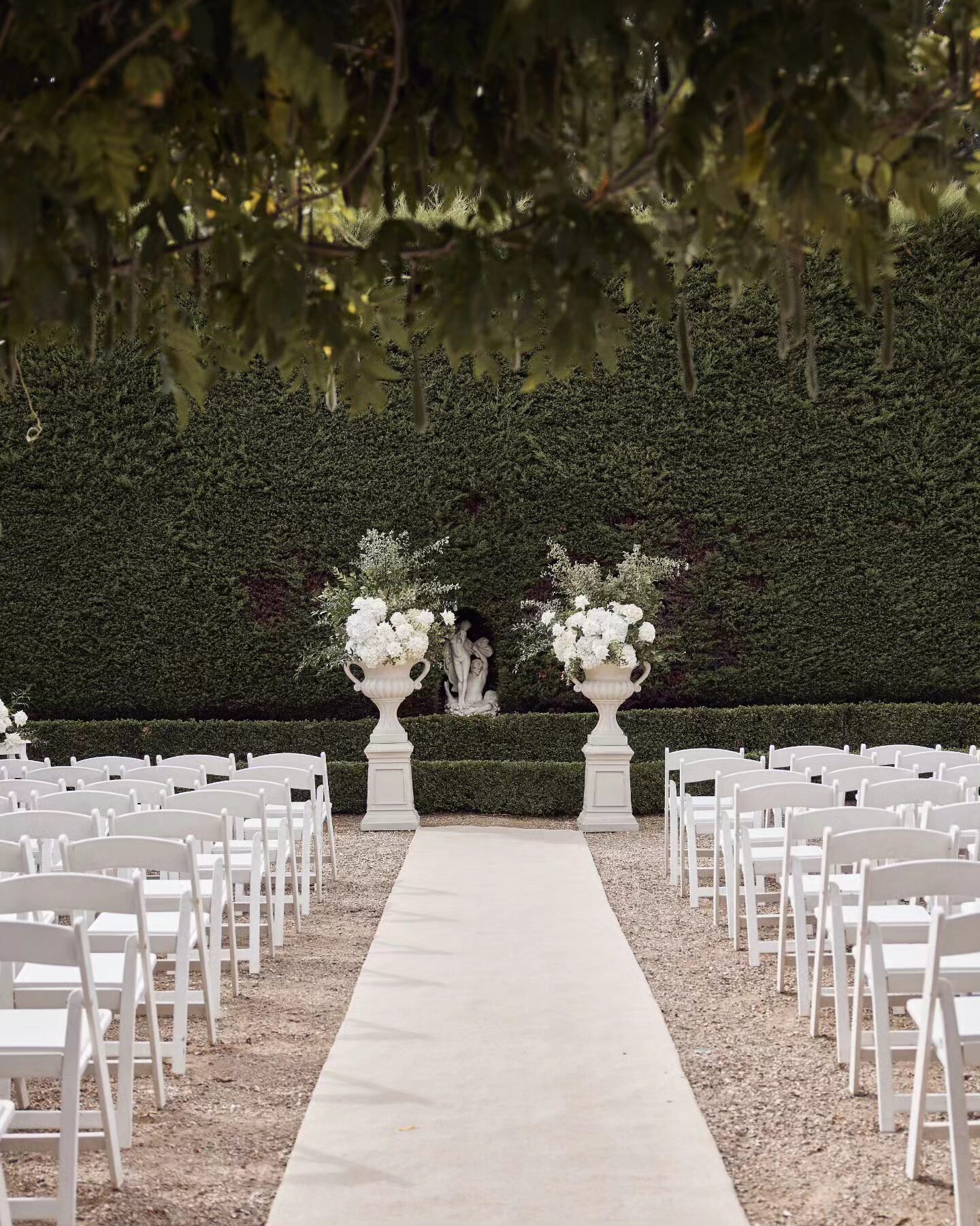 Sandstone (beige) urn with handles and pedestal - Image 6