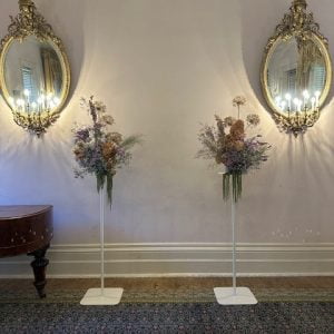 Nude floating flower stands