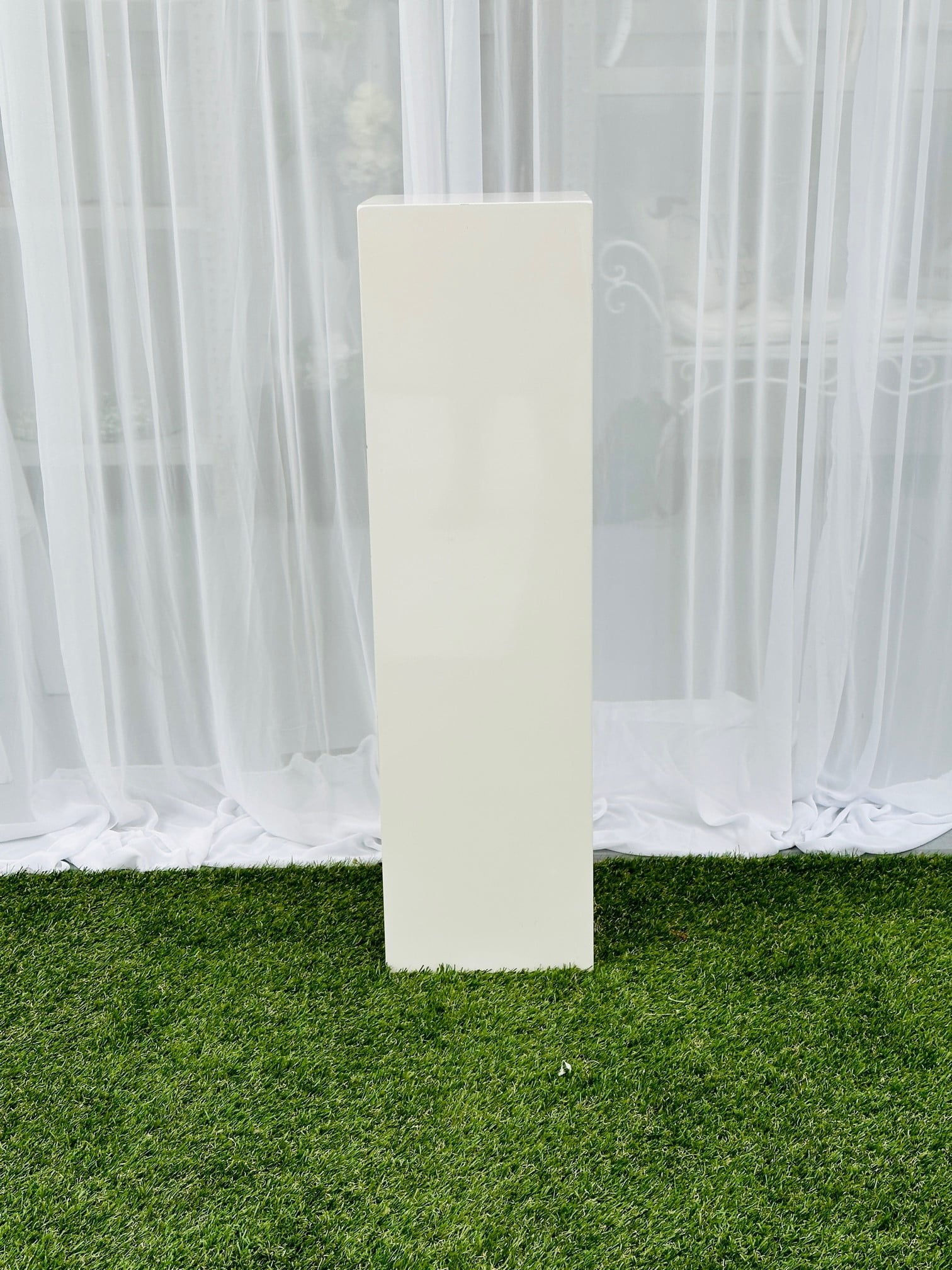 Off-white slim pedestal - Weddings of Distinction